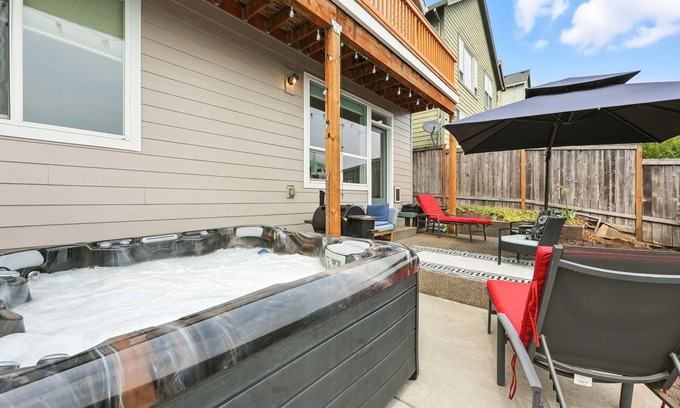 Rock Creek House | One Month MINIMUM RentalnBeautiful home with AC, WIFI, Hot tub and Mt Hood Views