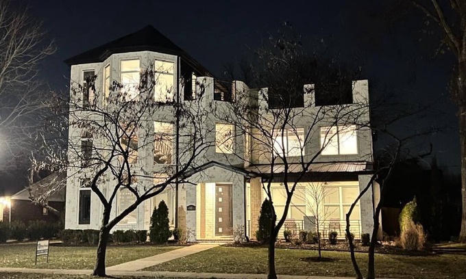 Downtown House | One of a Kind Home with Breathtaking View of Down Town! Pool open for season!