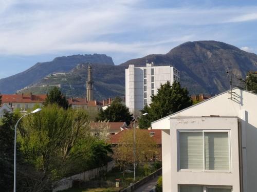 Quartier Exposition-Bajatiere Apartment | One person one room or two people or more entire apartment
