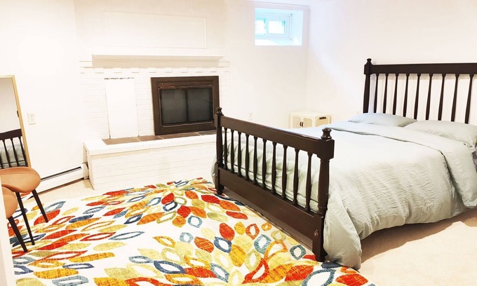 Lexington House | One room ,two beds ,basement,private bathroom and entrance . 4.95 reviews airb