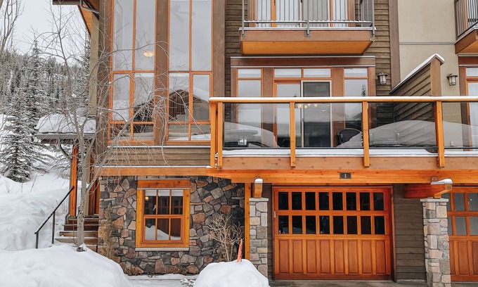 Sun Peaks Ski Chalet | One Woodhaven: A luxury 4 bedroom on the mountain