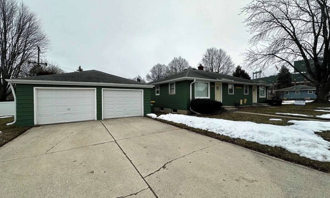 Green Bay House | Only 2 blocks from Lambeau Field and the Titletown District.