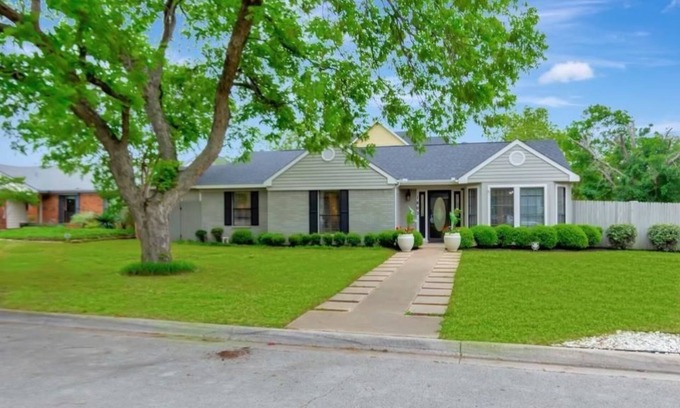 Grapevine House | Only Minutes to Historic Grapevine, Walking Distance to Grapevine Lake