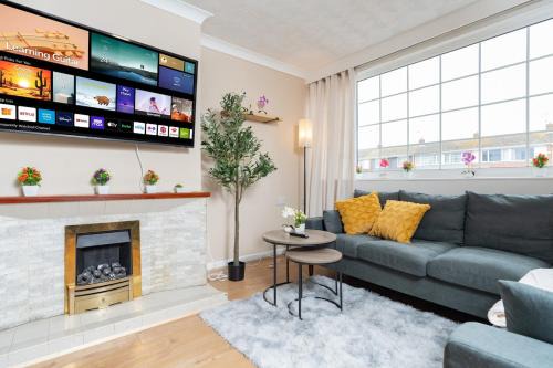 Waterlooville Apartment | Open Mind Property - Hottub, Sleeps10 & Parking