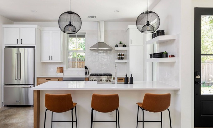 East MLK House | Open, Near UT, F1 & Downtown | Luna by Portoro