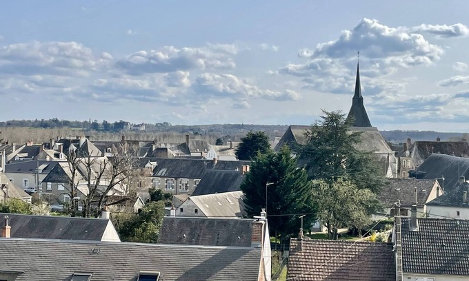 Veuzain-sur-Loire House | Opposite Château de Chaumont sur Loire