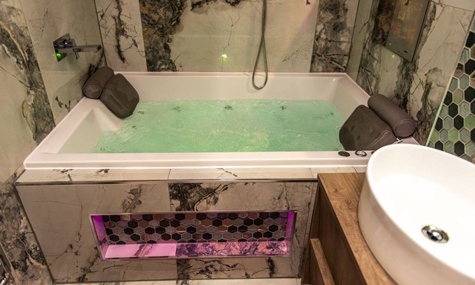 Bradford Apartment | Optimal Apartments - Deluxe Jet Hot Tub Suite