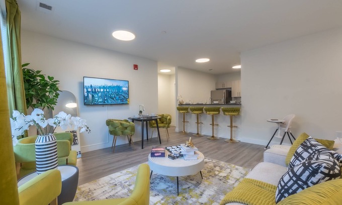 Orange Apartment | Opulence in Olive with Free Parking+EV Charge. 2 Bath & Sleeps 8.✨20% OFF 7days✨