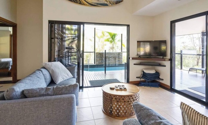 Mooloolah Valley House | Opulent Oasis: Exclusive Getaway for 9