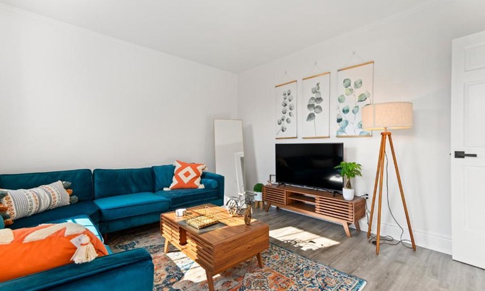East Rock Apartment | Orange Oasis in the Heart of East Rock with FREE parking near DT and Yale