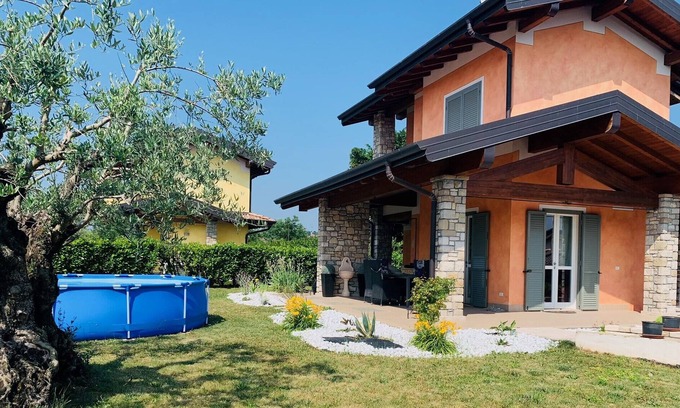 Moniga del Garda Ski Chalet | Orange: private house with garden in the centre of Moniga del Garda