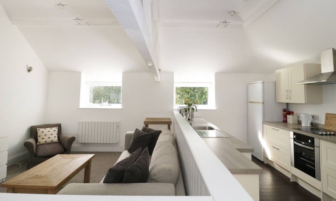 Sedgehill Cottage | ORCHARD COTTAGE, pet friendly, with a garden in Shaftesbury