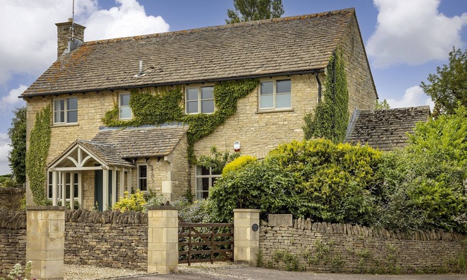 Mangotsfield House | Orchard Manor is situated on the outskirts of the pretty town of Winchcombe. Lovingly restored by th