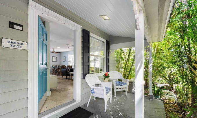 Old Town Condo | Orchid Suite on Center St - 1/2 block from Duval Sleeps 4