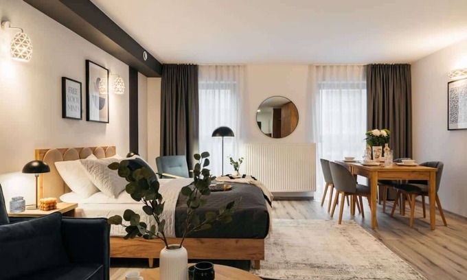 Ursus Apartment | ORSO City Studio with king size bed and sofa