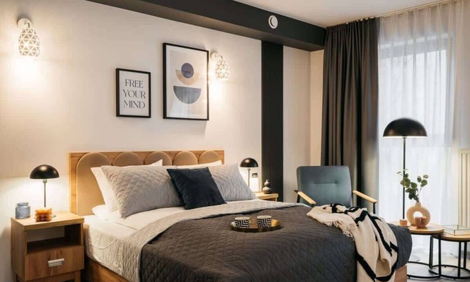Ursus Apartment | ORSO Studio with king size bed and sofa
