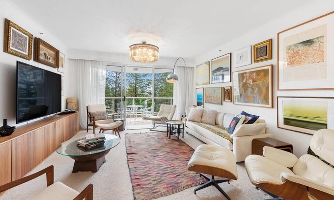 Main Beach Apartment | Oscar on Main resort Walk to beach and Tedder Ave