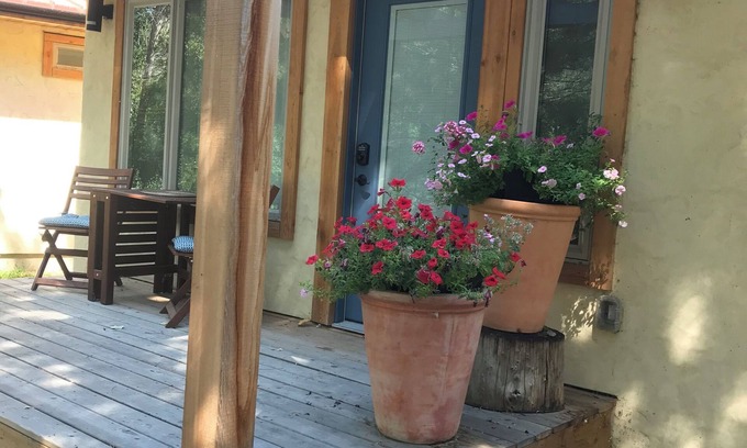 Okanagan-Similkameen Cabin | Osprey Studio Guesthouse at Farmersdotter Organics