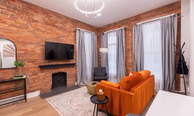 Victorian Village Apartment | OSU & Crew Stadium | Easy Walk | Great Design