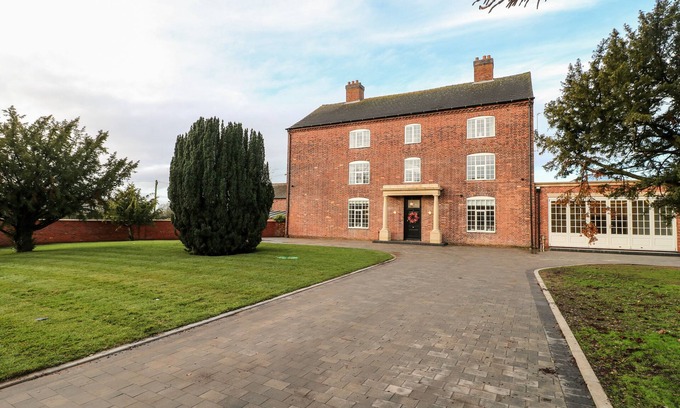 Penkridge Cottage | OTHERTON HALL, pet friendly, character holiday cottage in Penkridge