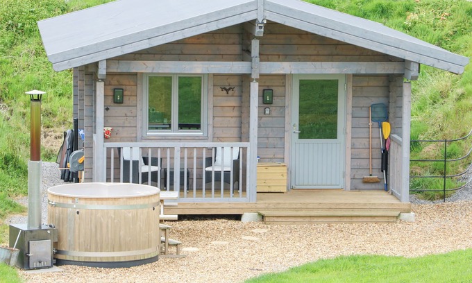 North Bitchburn Cottage | OTTERS HOLT, pet friendly, with hot tub in Staindrop