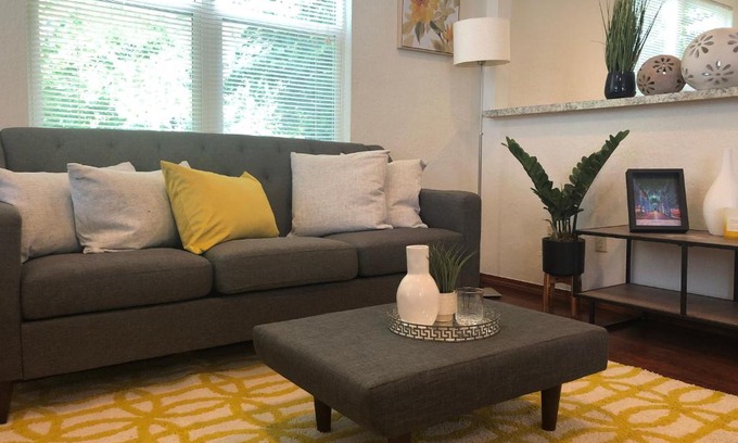 Norman Apartment | OU-Walk to Campus , Downtown ; Designer Studio