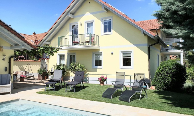 Hochstadt House | Our guest house 'wine paradise', at the sea of vines is ideal for relaxing holidays