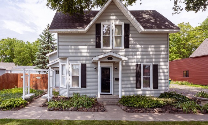 Flushing House | Our historic 140 year old home is a minutes walk to Downtown Flushing