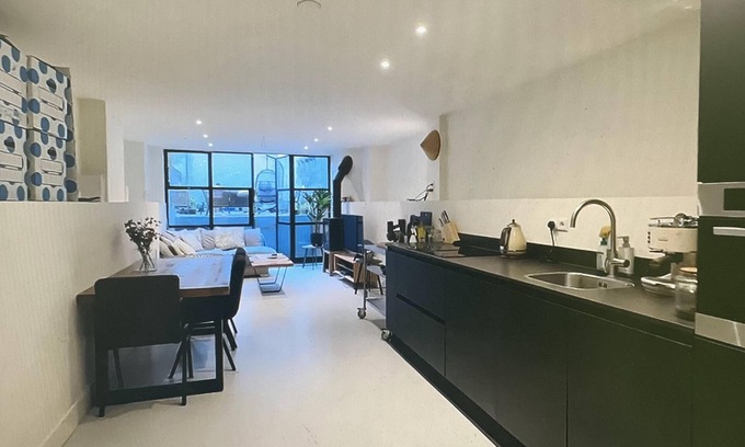 Oude Pijp Apartment | Our Place Promises an Immersive Experience