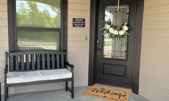 Junction City House | "OurRetreat" Awaits You - In Spring Valley near Milford Lake, Fort Riley and KSU