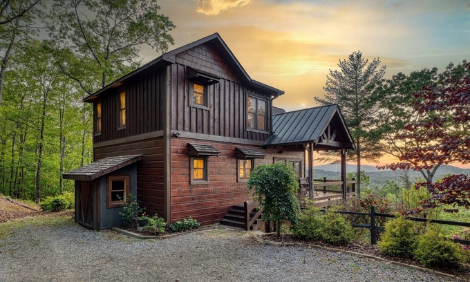 Ridgeline Vistas Cabin | Out of this World Mountain Views! Pool Table! Pet Friendly! Gorgeous Sunsets!