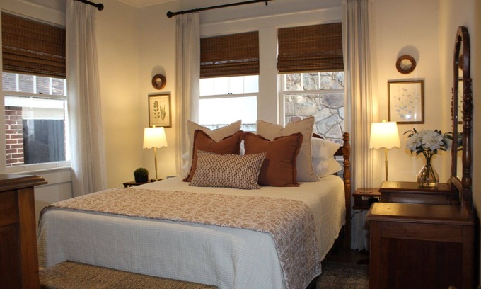 Old Town House | Out the Door, Into Downtown-Walk to Dining, Shops, Parks, and Entertainment!