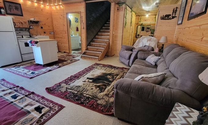 Webb City Cabin | Outback Cabin is a Cozy and warm place tucked away in the heart of Webb City.
