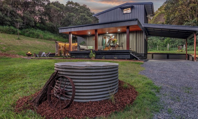 Amamoor Cabin | Outdoor Bath | Firepit | Dingo Creek Winery 14 mins | Private Luxury Cabin