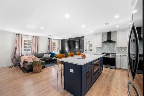 Snellville House | Outdoor Projector, Arcade, Fire Pit, 2 Car Garage, 2 Living Rooms