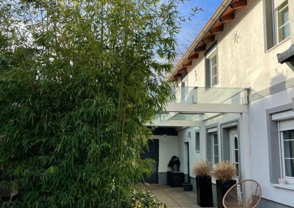 Parndorf House | Outlet Center House, Pool Garden Sundeck Jacuzzi