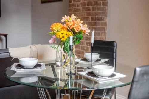 Downtown Montreal Apartment | Outstanding 3 BR Apt