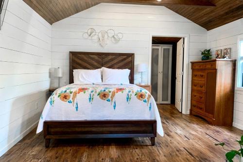 Marion House | Outstanding Lakefront Cabin in Makanda, Illinois