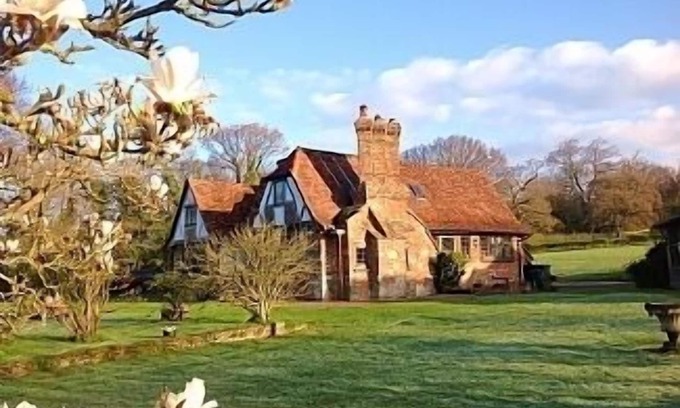 Hassocks House | Outstanding Self Catering Cottage With Beautiful Gardens