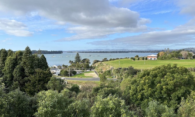 Omokoroa House | Outstanding view, walk to beach and shops.