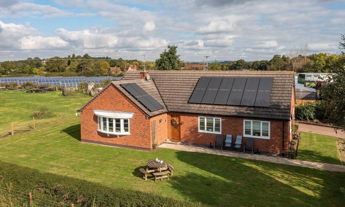 Droitwich Cottage | OVERBROOK, pet friendly, with open fire in Droitwich Spa