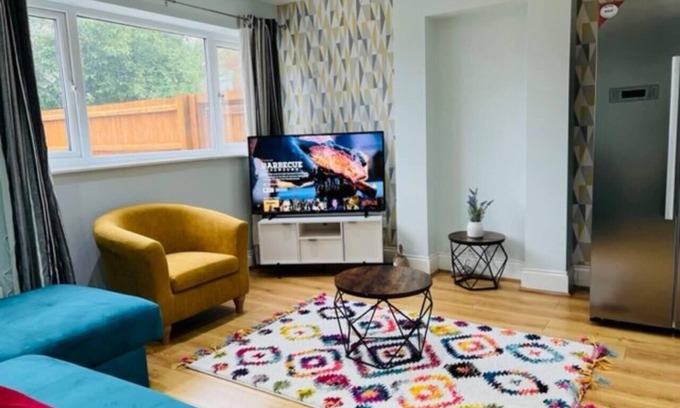 Northfield House | Overbury Lodge, Birmingham with Free Parking