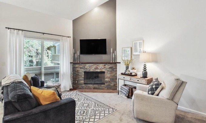 Overland Park Apartment | Overland Park Condo, Close to Lakes and Parks!