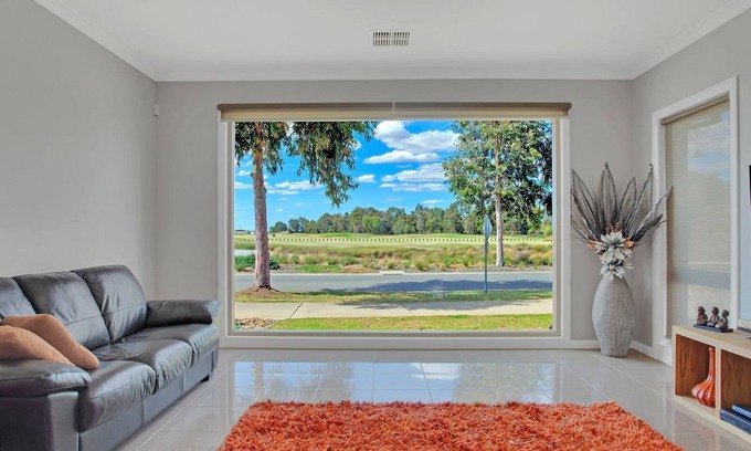 Yarrawonga House | Overlooking the Black Bull Golf Course - great for golfers and families