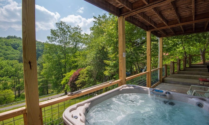 West Jefferson Cottage | Overlooking the New River + HOT TUB + Fire Pit