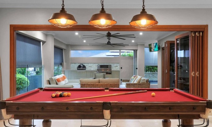 Kanimbla House | Oversized Luxury- A Corporate/Family Heaven