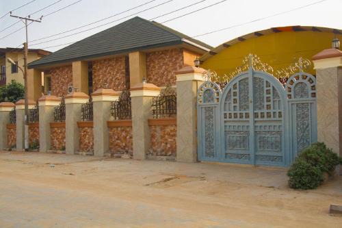 Oshodi-Isolo Cabin | Owees Place-standard