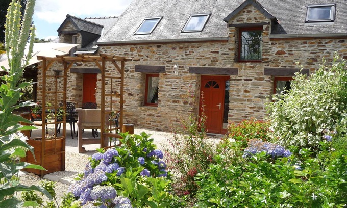 Pleugriffet Cottage | Owl Cottage renovated house, heated pool, accommodation for 6 people