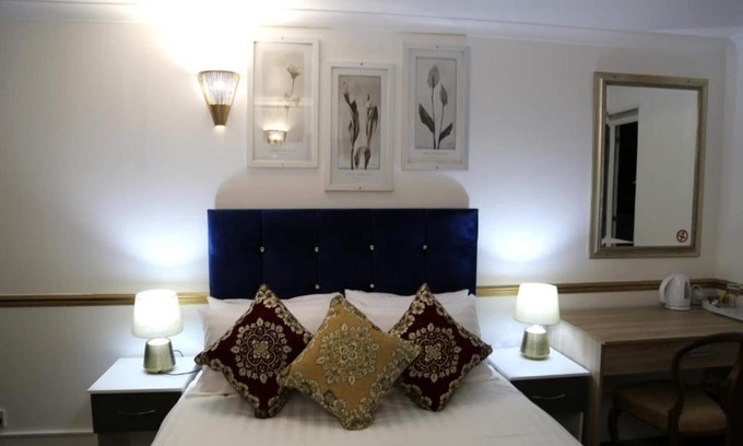 Frampton Hotel | OYO 4 Sisters Inn