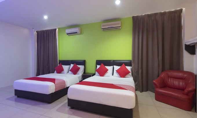 Nilai Hotel | OYO 44072 Mines Cempaka Hotel